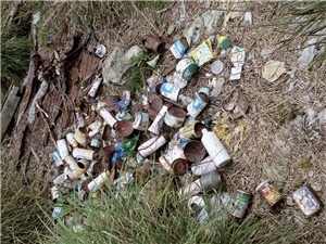 八通關草原處營地的垃圾。壯闊的美景下隱藏的是刺眼的悲哀/賴光亮攝