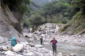 在溪流邊仔細清潔垃圾，盡心守護河川生態環境/全鴻德提供