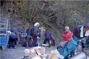 守護員與志工「認養」垃圾，背下山並做處理分類/全鴻德提供