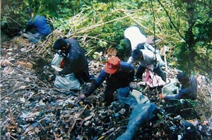 守護員在步道下方清潔垃圾。美麗的山林背後，往往是守護員一點一滴的汗水與勞力堆砌而來的/全鴻德提供