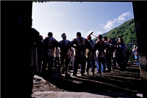 祭典的最高潮，八部合音緩緩繚繞山間，最終眾人歌聲高亢直達天聽。/陳曉洋攝