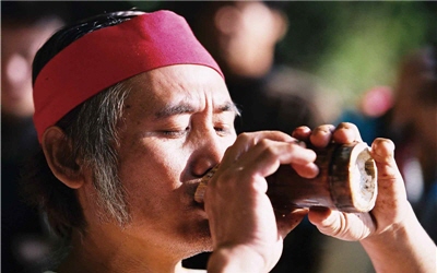 祭祀中，族人懷著虔誠的敬意，暢飲祭祀小米酒/陳曉洋攝