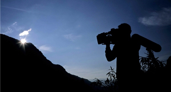 清晨第一道光，開啟部落的傳統祭典/陳曉洋攝