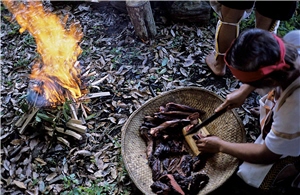 分享祭品。布農族不僅是獵人的民族，更是分享的民族/陳曉洋攝