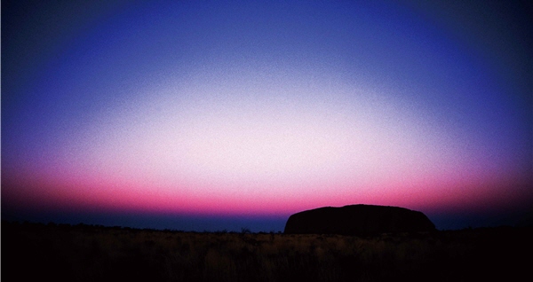 巨石，襯著太陽落下地平線後，最後一道霞光。照片上的色彩再怎麼瑰麗，也不及現場的百分之一/徐至能攝