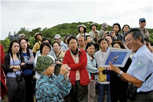 2007年秋季社頂凌霄亭賞鷹活動，民眾專心地聆聽解說員的專業介紹/墾管處提供
