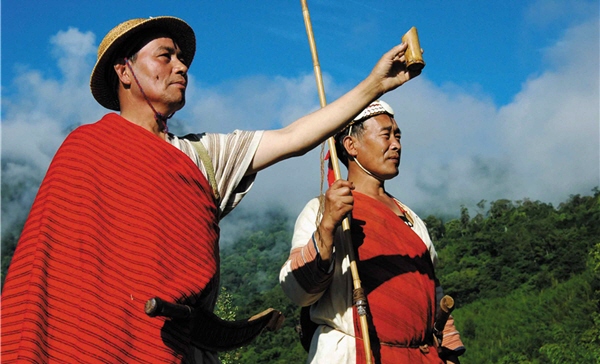 秦雅族人在進行各種重要事情或儀式前，會以小米酒揮灑於土地，和祖靈進行最虔誠的對話與分享。/雪霸國家公園提供，古少麒攝