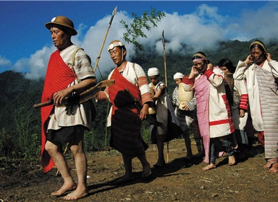 部落長老帶著族人出發，一齊前往另一個棲息地，展開新的生活/雪霸國家公園提供，古少麒攝