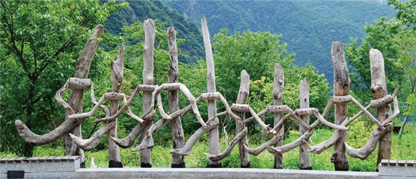 向外國遊客介紹台灣的原住民文化