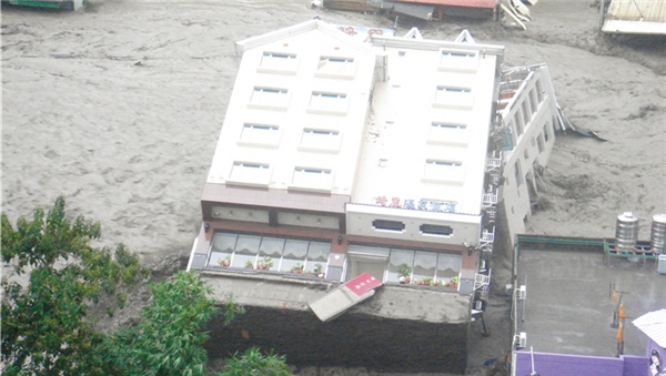 圖組為風災期間下榻綺麗飯店的旅客Emma所拍攝的珍貴影像。所幸她於飯店倒塌前幸運逃離。圖為盧山溫泉風景區中被大水沖毀的綺麗飯店/Emma攝