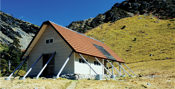 南湖山屋的斜屋可減少積雪的傷害/戴進元攝