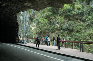 燕子口步道規劃為人車分道，遊客更能愜意的欣賞峽谷美景/太管處，林茂耀攝