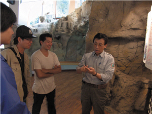 細心的解說，讓遊客聽得津津有味/張燕伶攝