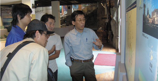 在雪霸擔任解說志工的苦苓，常有遊客認出他來/張燕伶攝