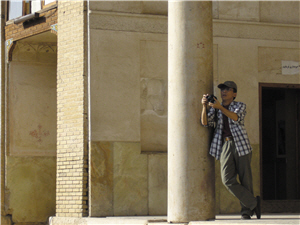 雲遊四海、足跡已遍及五十多個國家，苦大哥用相機寫日記/苦苓提供
