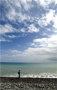 線長礫石灘伴浪潮聲/洪廣智攝