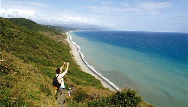 綿長的海岸線在觀音鼻高繞點上一覽無遺，環海公路的唯一缺口形成了最渾然天成的美景/洪廣智攝