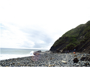 觀音鼻北段入口。即使受日軍為了阻擋侵犯而炸毀，至今仍高矗的立在世人眼前/洪廣智攝