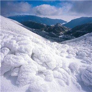 在積雪盈尺的合歡主峰遠眺山下人煙，給人一種置身仙境俯瞰人間的空靈感。這張照片是戴老師為求理想的光影，在零下的低溫中等待數小時換來的傑作。(攝於太魯閣國家公園)