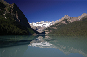 露易絲湖。倒印在湖面上的維多利亞山冰河風景，是洛磯山脈中最知名的景點。／Timk Wang攝