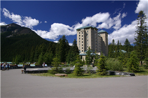 聳立於湖邊的露易絲城堡飯店，也是洛磯山脈中最具代表性的飯店之一／Timk Wang攝