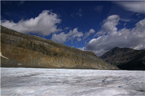 冰河的流速按照地點不同各有差異，通常周圍的速度比中央還快，速度差異就造成圖中所見的裂縫，具官方資料統計最大裂縫高達 365米深／Timk Wang攝