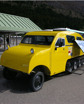 原本只運載 8人的履帶冰原車，1981年後研發出的 56人座的冰原雪車／Timk Wang攝