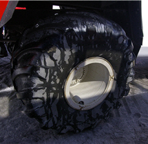 特殊又安全的專用冰原輪胎，是冰原雪車最大的特點／Timk Wang攝