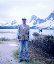 林義野組長於1999年9月攝於弓湖畔。從照片可明顯感覺到鴨腳冰河雪白的痕跡。10年間冰川消融迅速，景色已出現極大變化/林義野提供