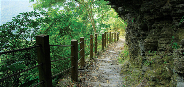 回首歷史堆砌的道路–瓦拉米步道／黃基峰攝