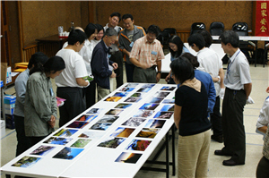 2008年10月2日，專家進行攝影比賽評選畫面／營建署提供
