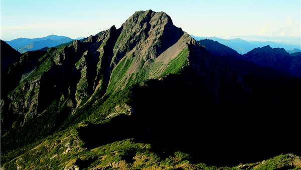 玉山之美的攝影師莊明景先生,在他的鏡頭底下,四季的山景、多變的雲彩,豐富的花鳥,生態界的素材他都能完美掌握。/玉管處提供,莊明景攝