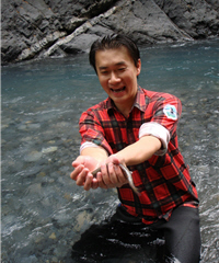 任職於雪管處的廖林彥主任是劇中「鮭爺」的化身,對台灣櫻花鉤吻鮭的保育工作有著不滅的熱忱/廖林彥提供