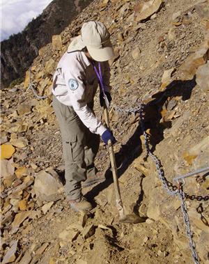 走在坍壞的步道排除障礙，只為讓山友能安全地行走