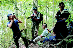 黃老師的學生們正測量著熊窩，為其生活與遷移行動作紀錄／黃美秀提供