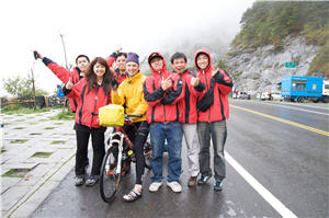 宣傳大使們在埡口巧遇來自澳大利亞的訪客