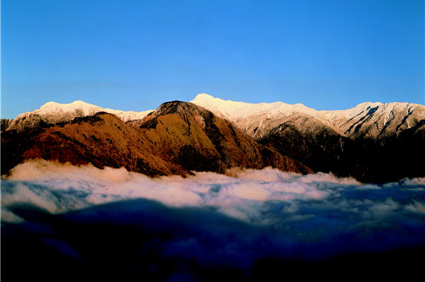 以玉山為中心的玉山國家公園，轄區內山峰遍布