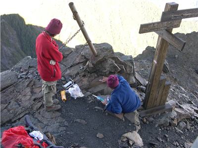 志工們的協助清潔，與公共設施的維修照顧，提昇了政府單位的服務品質