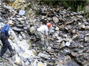 志工們跨過險惡的地形，達成服勤之責