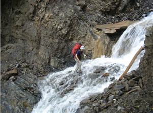 志工們跨過險惡的地形，達成服勤之責