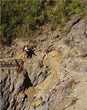 走在坍壞的步道排除障礙，只為讓山友能安全地行走