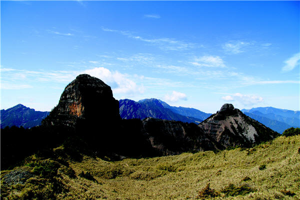 大霸尖山被台灣登山界視為世紀奇峰，酒桶狀的造型，充滿風化痕跡的岩壁，在在顯示出山勢不凡與獨特／薛倉榮攝