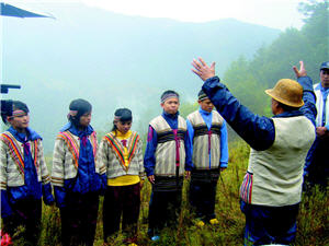 進行畢業禮讚，由部落長吟唱老古調歌頌偉大的聖山／陳智明提供