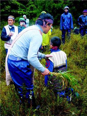 長老以芒草淨身，祈求平安，快樂成長／陳智明提供