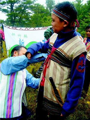 長老為男同學佩帶番刀，代表成為未來真正的勇士／陳智明提供