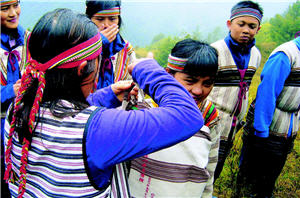 長老為女同學披上泰雅傳統織布，象徵已長大成人