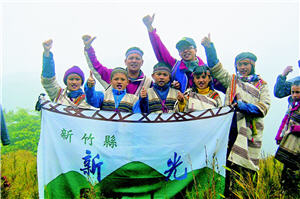 在祖靈的見證下，他們完成了這場動人的畢業禮讚／陳智明提供