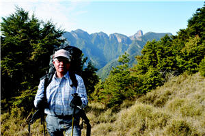陳茂春處長在公務繁忙之餘，空出時間與大霸來場相約。／雪管處提供