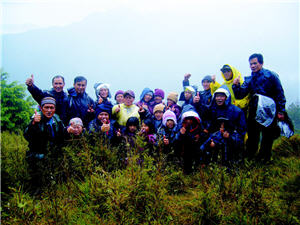 校長、畢業生及班導師於南馬洋山合影留念／陳智明提供