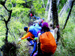 本次畢業禮讚走的是古獵路徑，學生必須跨越枯倒木或懸崖峭壁／陳智明提供